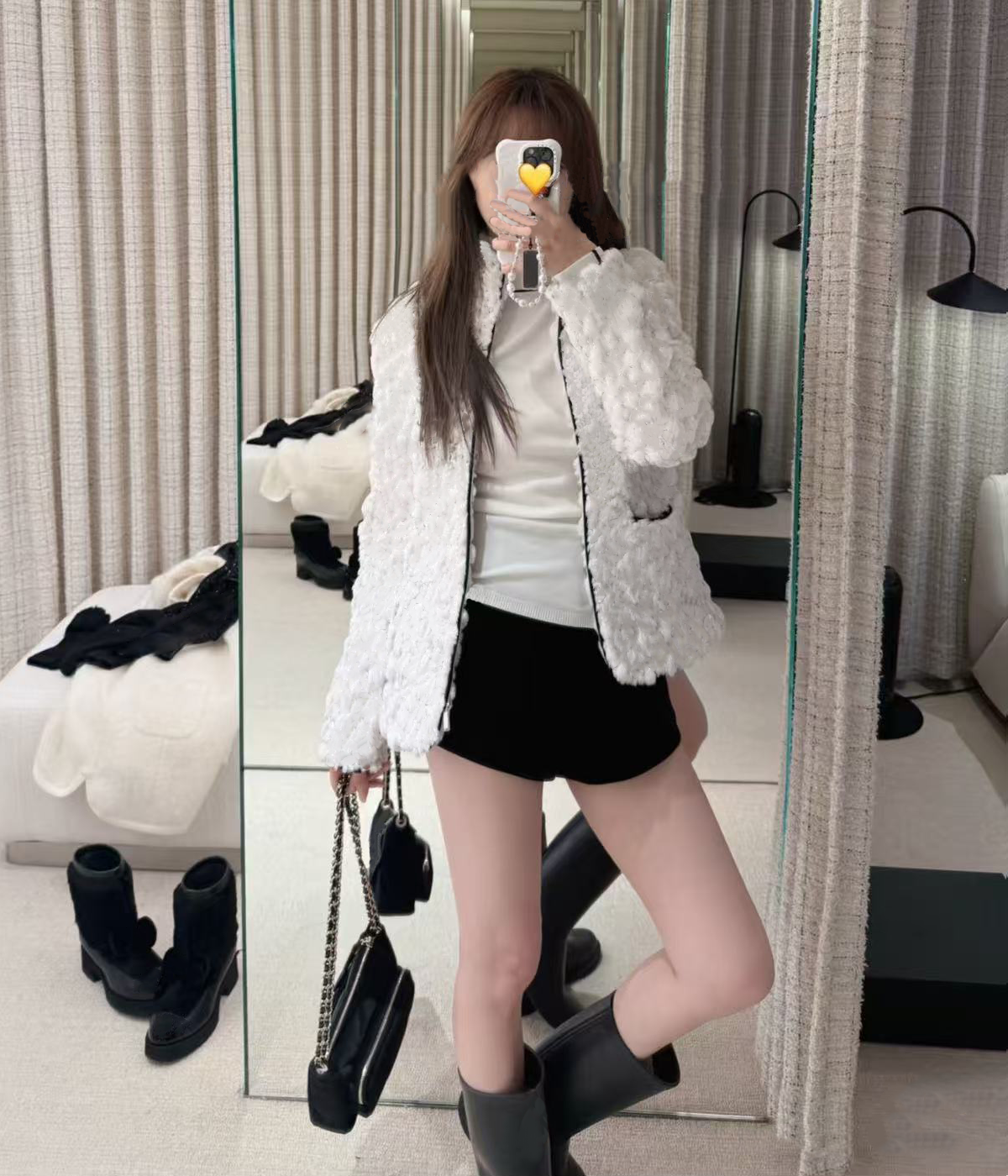 2025 Autumn and Winter Heavy Industry Celebrity Style Temperament Skiing Black and White Sequins Furry Short Dark Pattern Top Jacket Woman