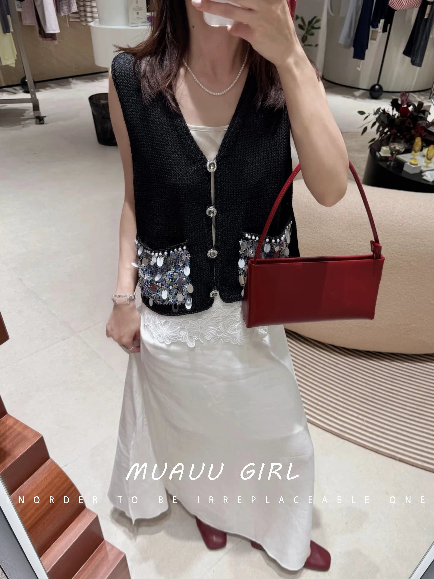 Spring and summer 26ss June MUAUU GIRL age reduction sweet! 26SS catwalk model heavy industry beaded sequined double pocket knitted small vest