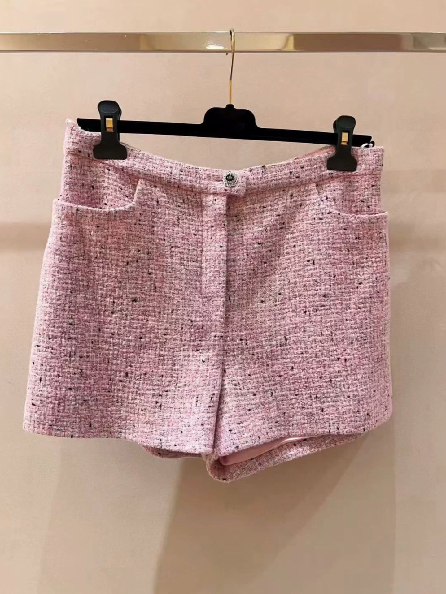 Suit: Pink tweed short-sleeved jacket, women's shorts, skirt, mid-length new socialite temperament top