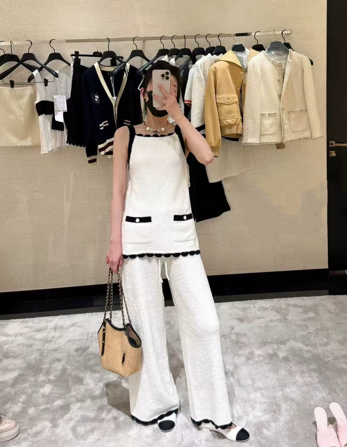 2025 autumn and winter contrasting colors, high-end design, classic black and white splicing knitted sleeveless suspender + high-waisted wide-leg pants