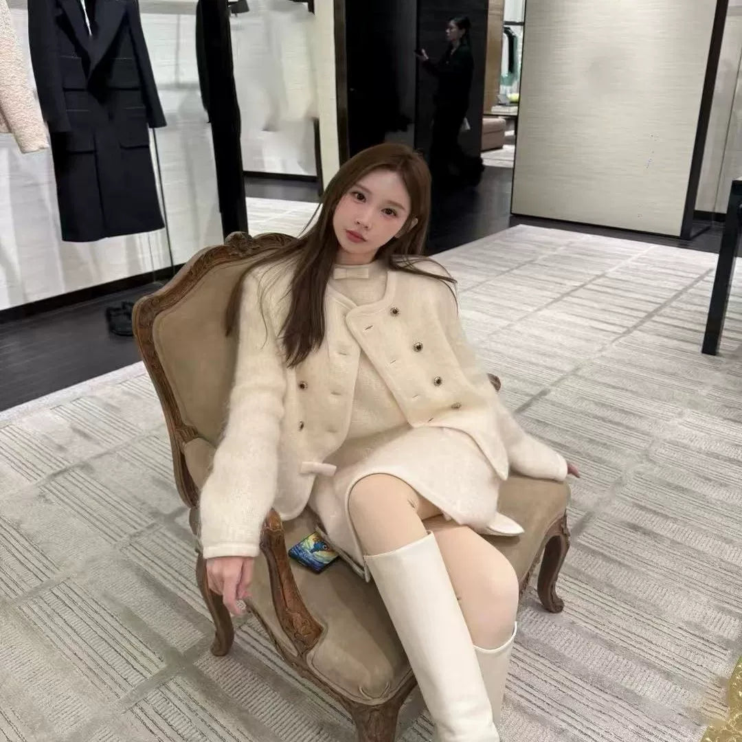 2025 autumn and winter French heavy industry daughter gold foreign style age-reducing Hu Die knot single-breasted soft plush cardigan jacket women