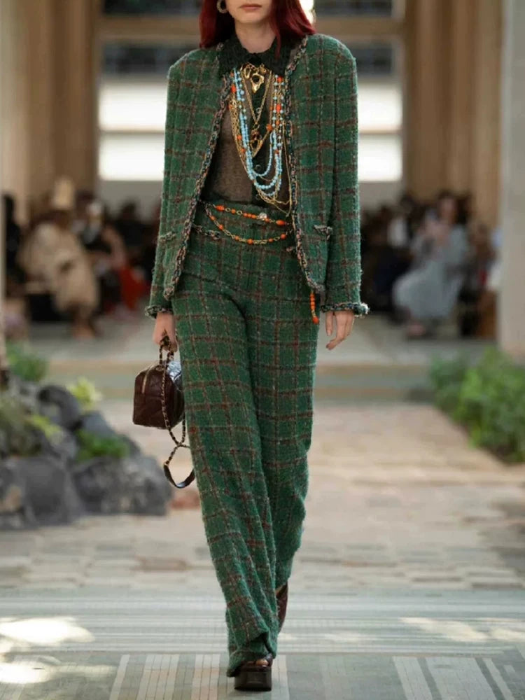 New suit jacket trousers slightly pulled green plaid wool tweed weaving high-end texture celebrity