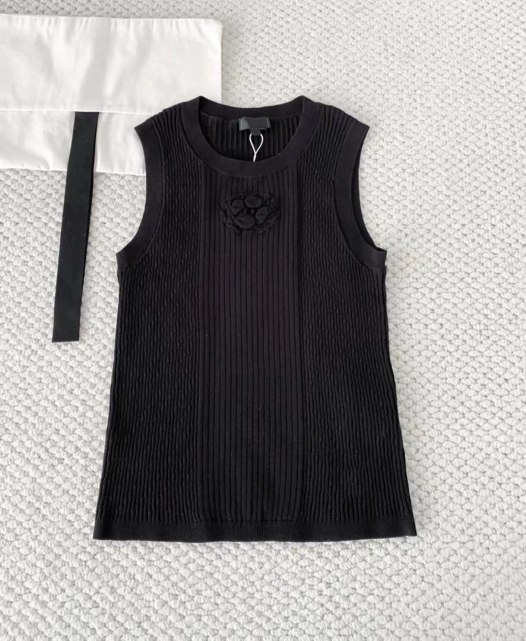 2025 autumn and winter senior heavy industry design camellia white knitted T-shirt slim and thin + sleeveless vest top women