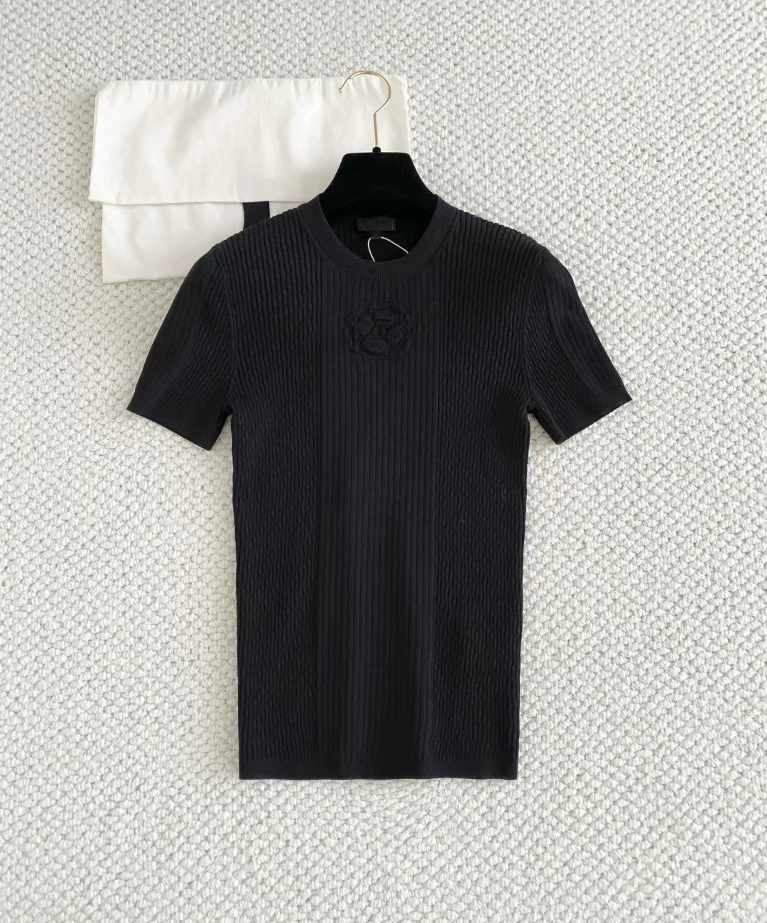 2025 autumn and winter senior heavy industry design camellia white knitted T-shirt slim and thin + sleeveless vest top women