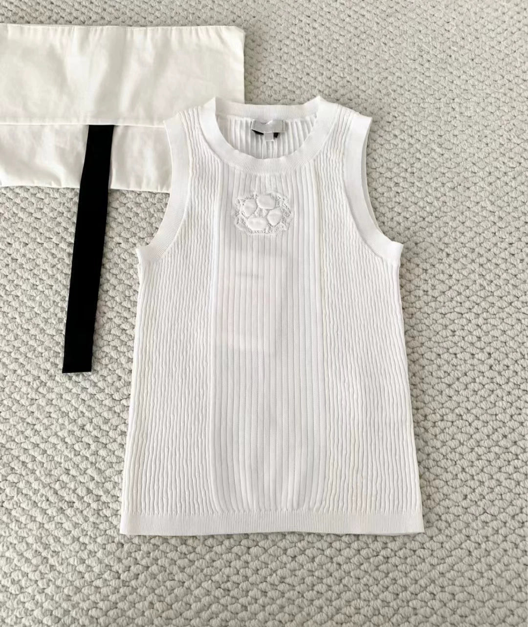 2025 autumn and winter senior heavy industry design camellia white knitted T-shirt slim and thin + sleeveless vest top women