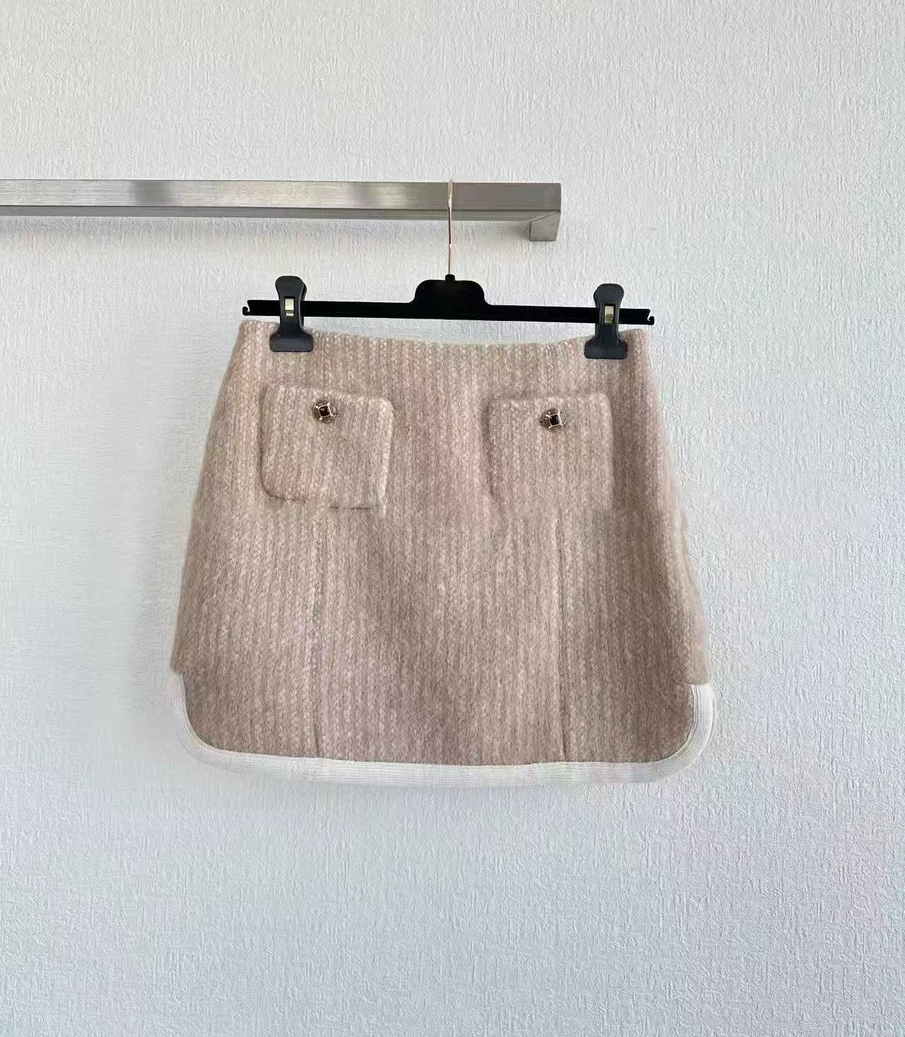 2025 autumn and winter French heavy industry daughter gold foreign style age-reducing Hu Die knot single-breasted soft plush cardigan jacket women