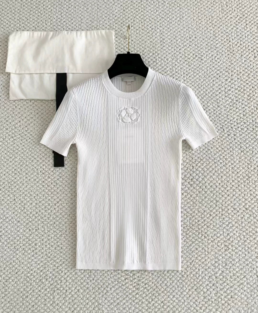 2025 autumn and winter senior heavy industry design camellia white knitted T-shirt slim and thin + sleeveless vest top women