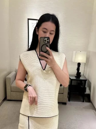 Spring and summer 26ss In June, Nanyou haute couture 26P spring and summer new hemming contrasting color V-neck vest letter embroidery can be stacked and worn versatile knitted sweater women