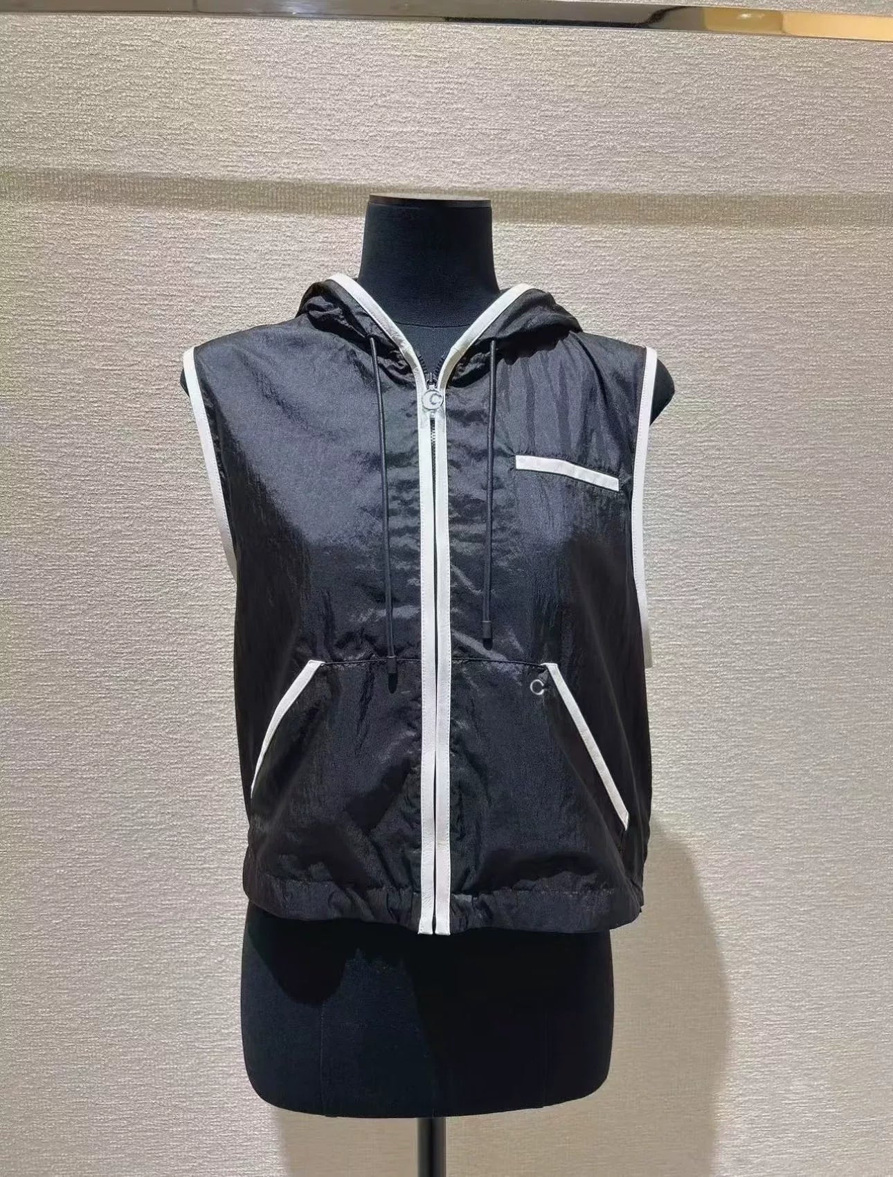 Spring and summer 26ss June, Nanyou 2026 spring and summer new beach sunscreen jacket white edge contrasting color stand-up collar zipper jacket ++ shorts + vest