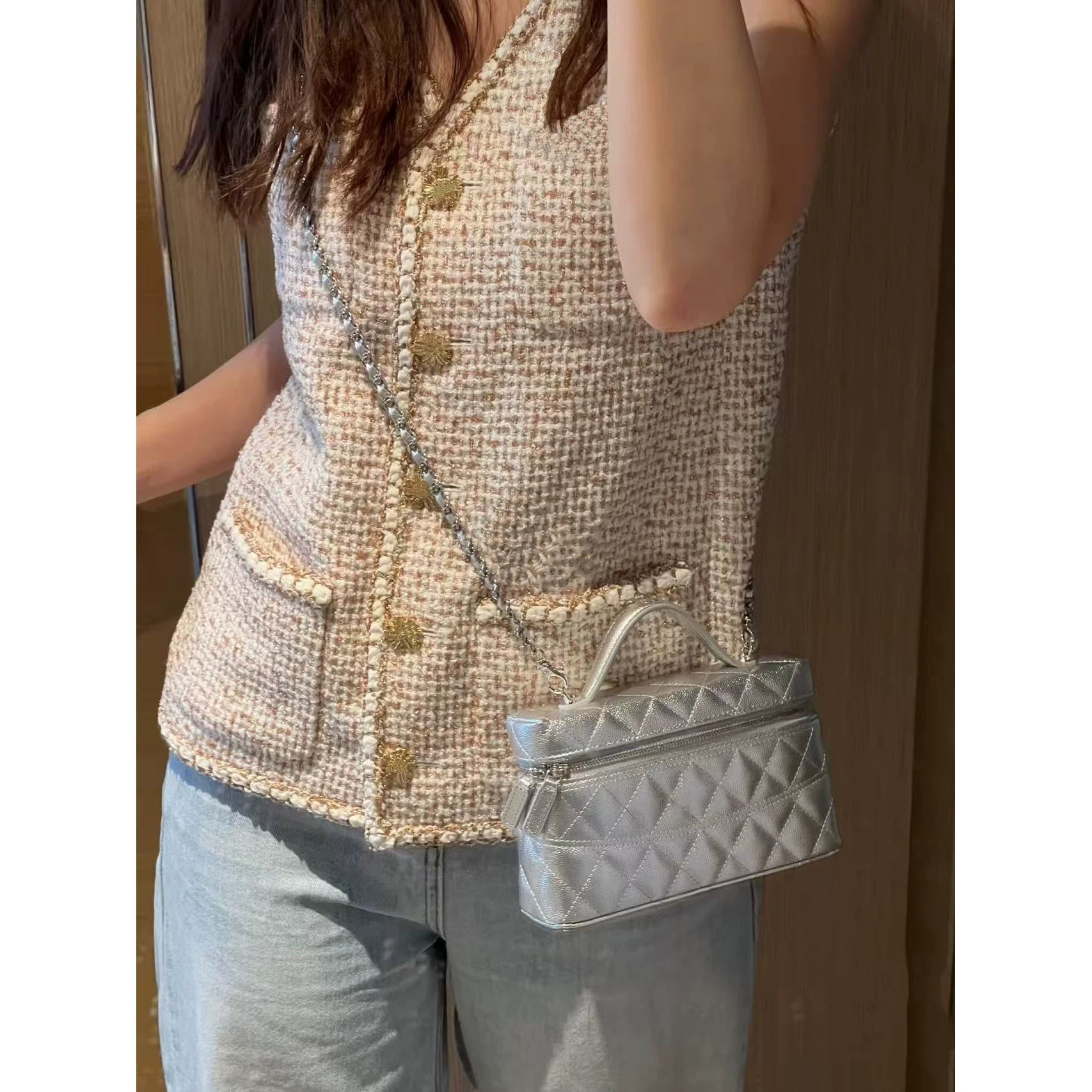 2026 early spring French contrasting color high-end design v-neck foreign style four pockets single-breasted tweed vest women