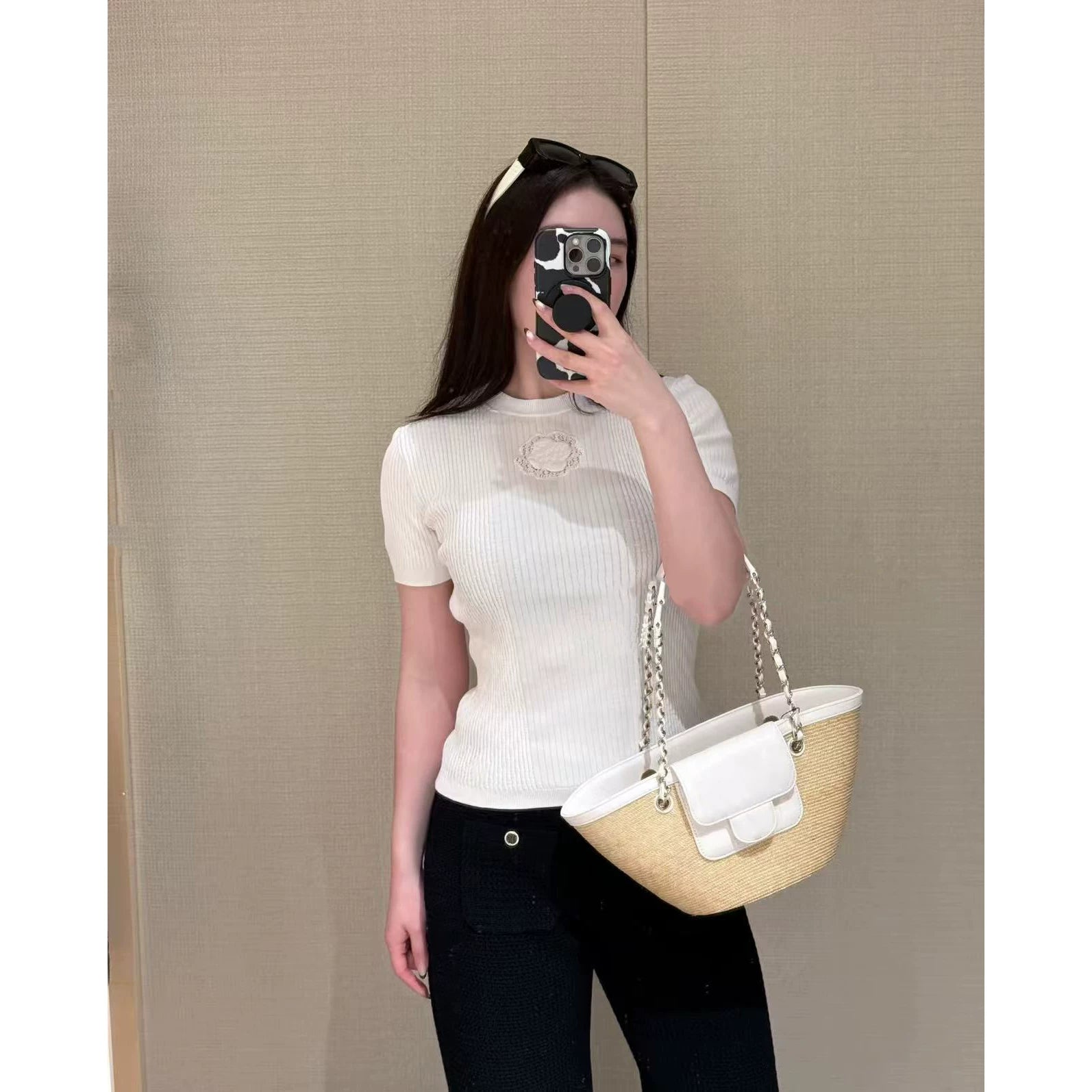 2025 autumn and winter senior heavy industry design camellia white knitted T-shirt slim and thin + sleeveless vest top women