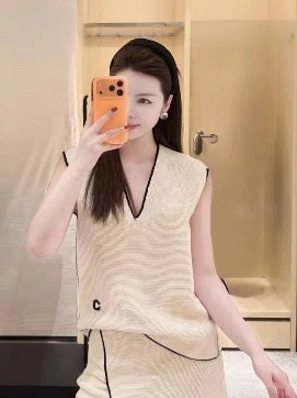 Spring and summer 26ss In June, Nanyou haute couture 26P spring and summer new hemming contrasting color V-neck vest letter embroidery can be stacked and worn versatile knitted sweater women