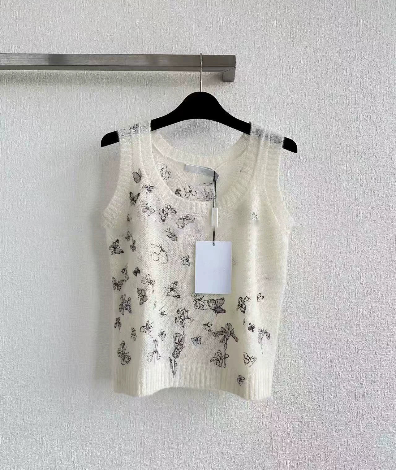 2025 autumn and winter temperament elegant heavy industry fashion foreign three-dimensional embroidery butterfly light and thin round neck knitted long-sleeved top