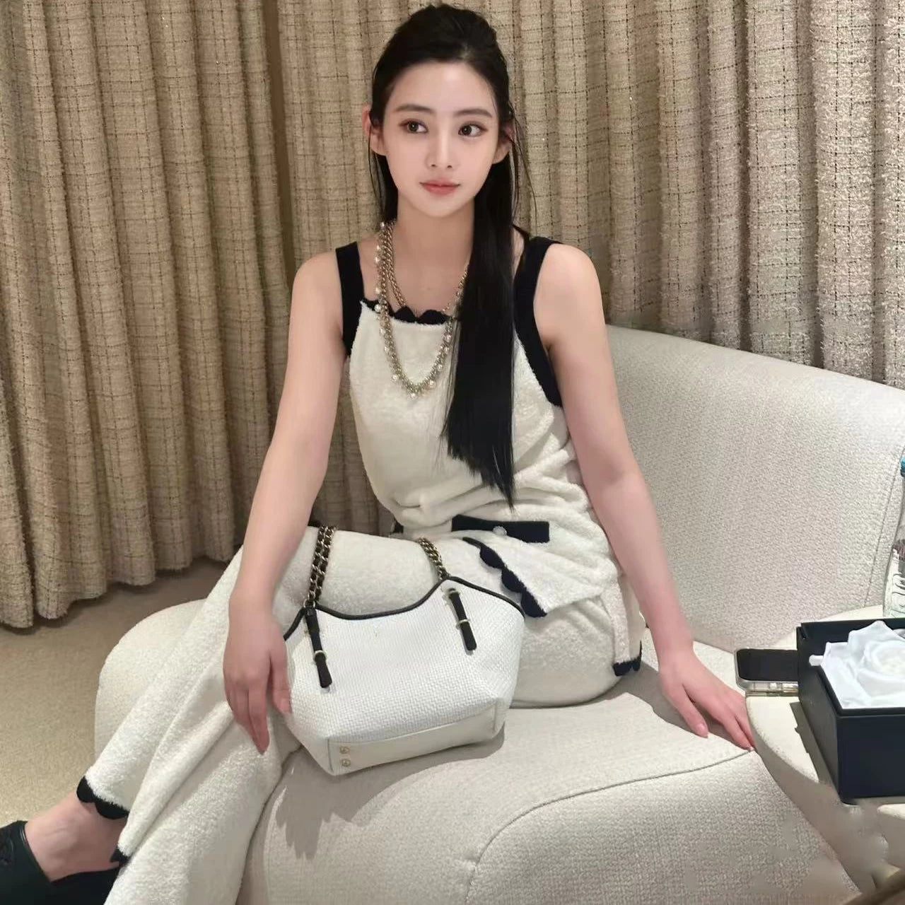 2025 autumn and winter contrasting colors, high-end design, classic black and white splicing knitted sleeveless suspender + high-waisted wide-leg pants