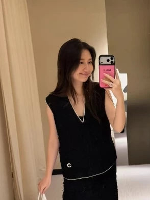 Spring and summer 26ss In June, Nanyou haute couture 26P spring and summer new hemming contrasting color V-neck vest letter embroidery can be stacked and worn versatile knitted sweater women