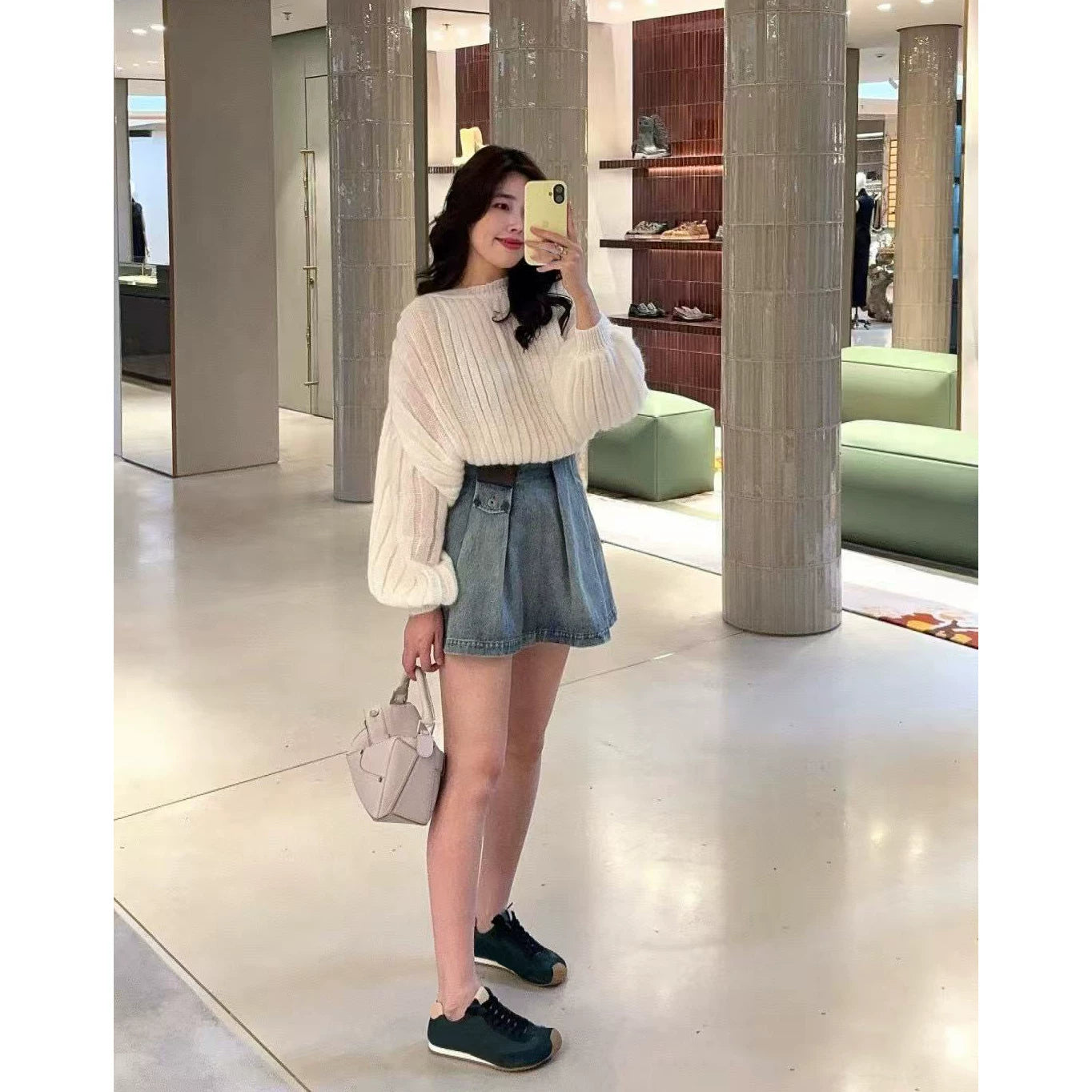 2025 autumn and winter design high-end classic temperament lantern sleeves lazy wind round neck white knitted pullover long sleeves women