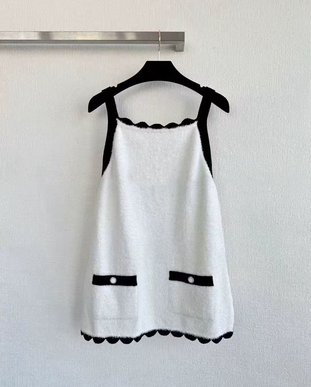 2025 autumn and winter contrasting colors, high-end design, classic black and white splicing knitted sleeveless suspender + high-waisted wide-leg pants