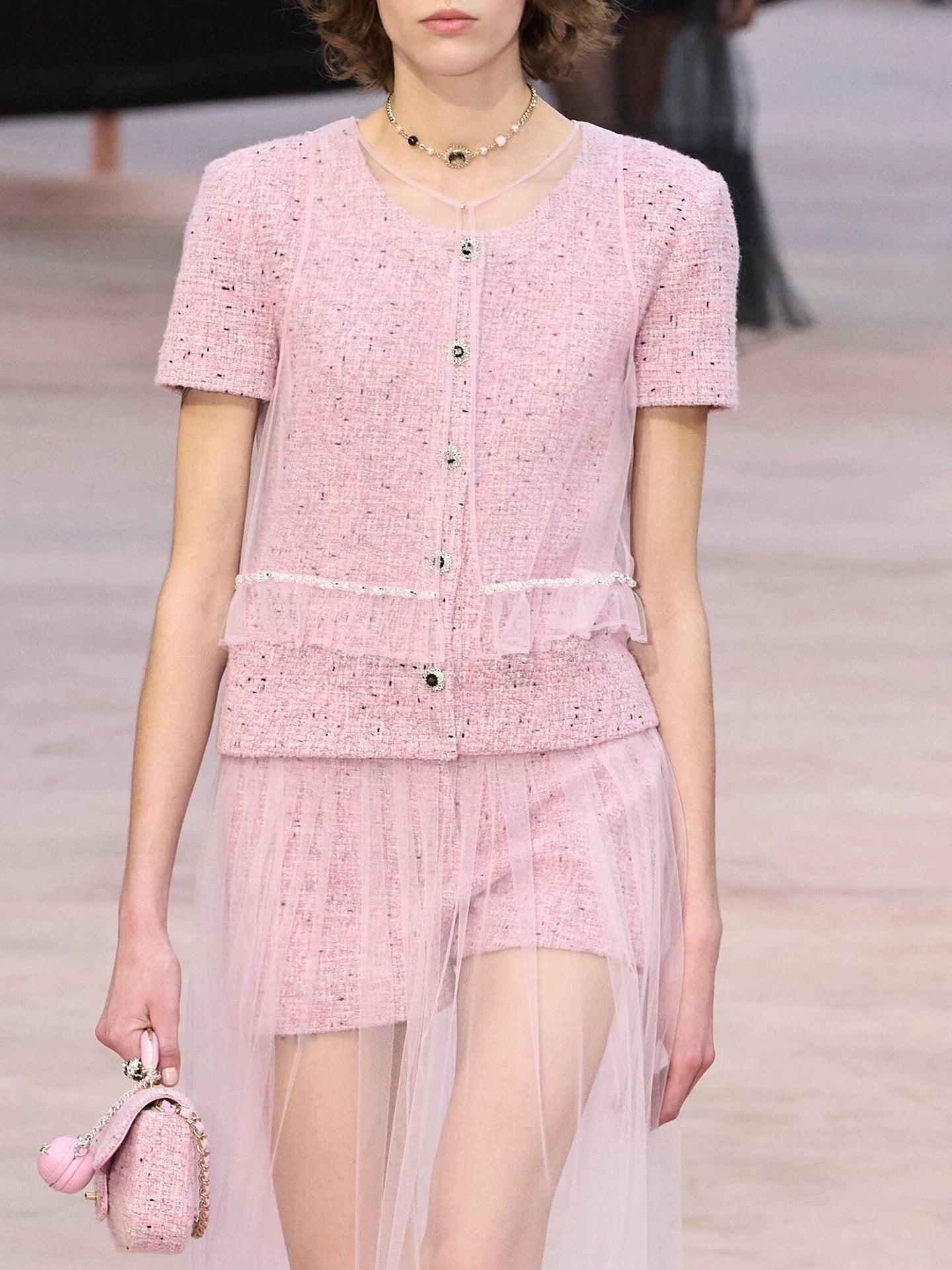 Suit: Pink tweed short-sleeved jacket, women's shorts, skirt, mid-length new socialite temperament top