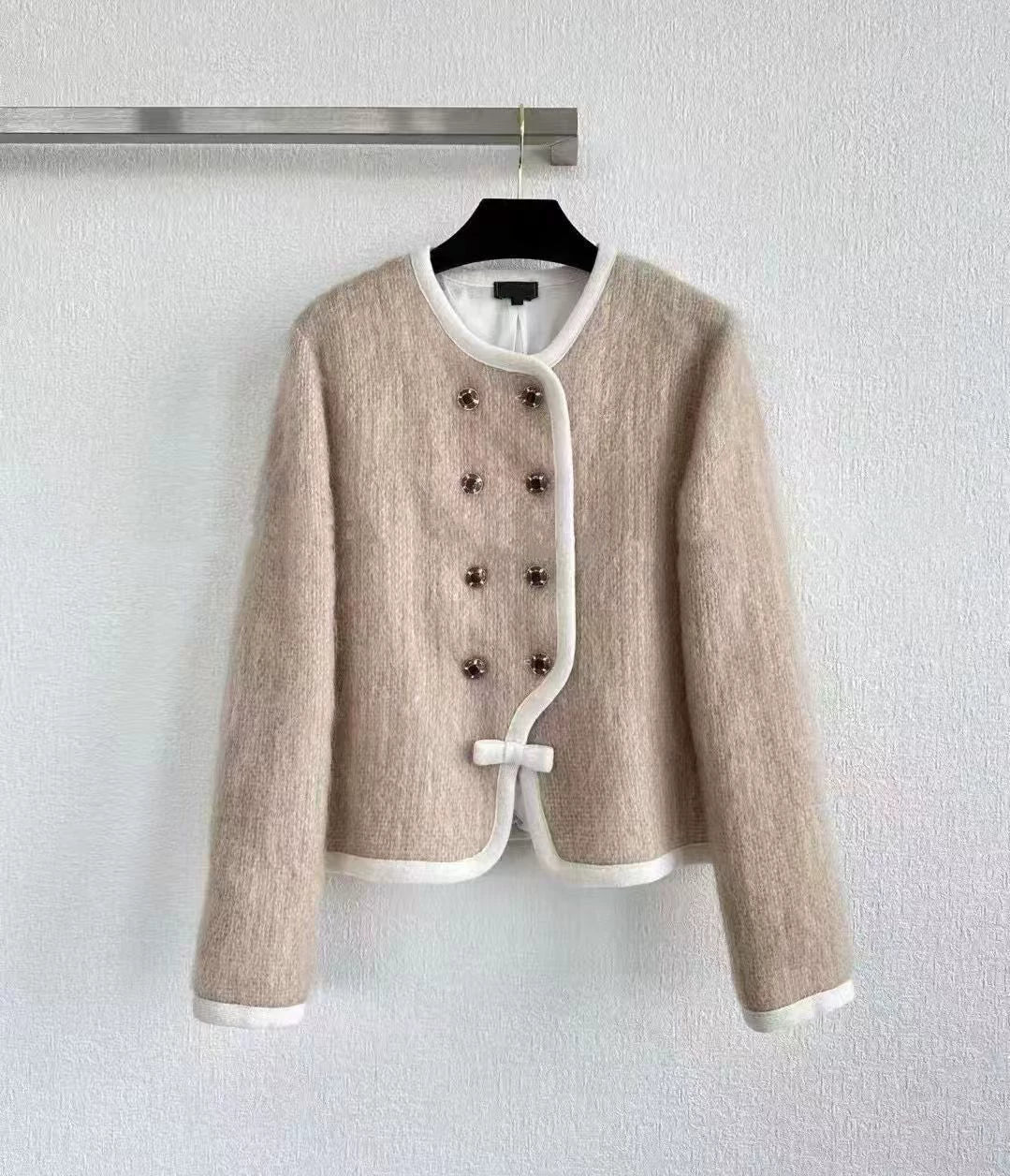 2025 autumn and winter French heavy industry daughter gold foreign style age-reducing Hu Die knot single-breasted soft plush cardigan jacket women