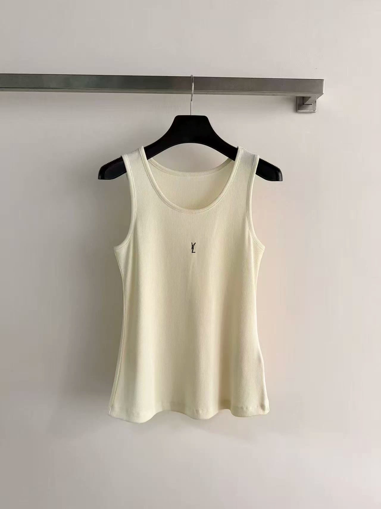 Spring and summer 26ss June, Nanyou haute couture 26 summer new chest embroidery versatile slim sleeveless top round neck slim knitted vest women
