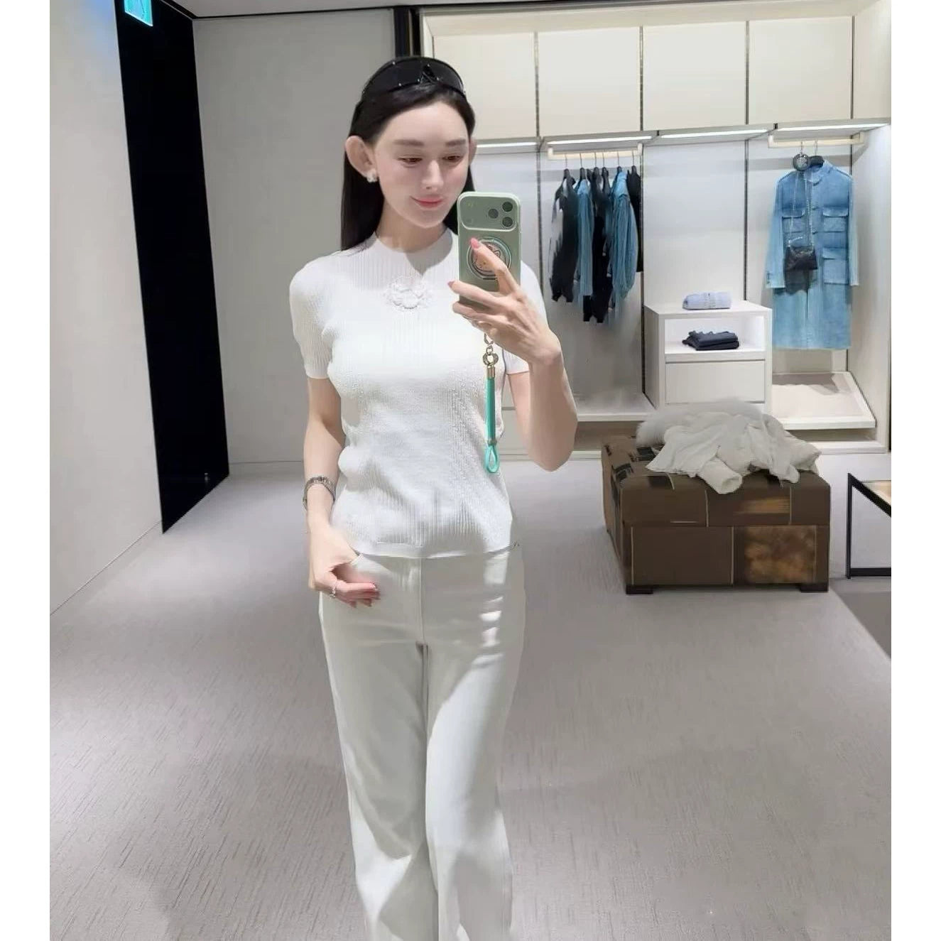 2025 autumn and winter senior heavy industry design camellia white knitted T-shirt slim and thin + sleeveless vest top women
