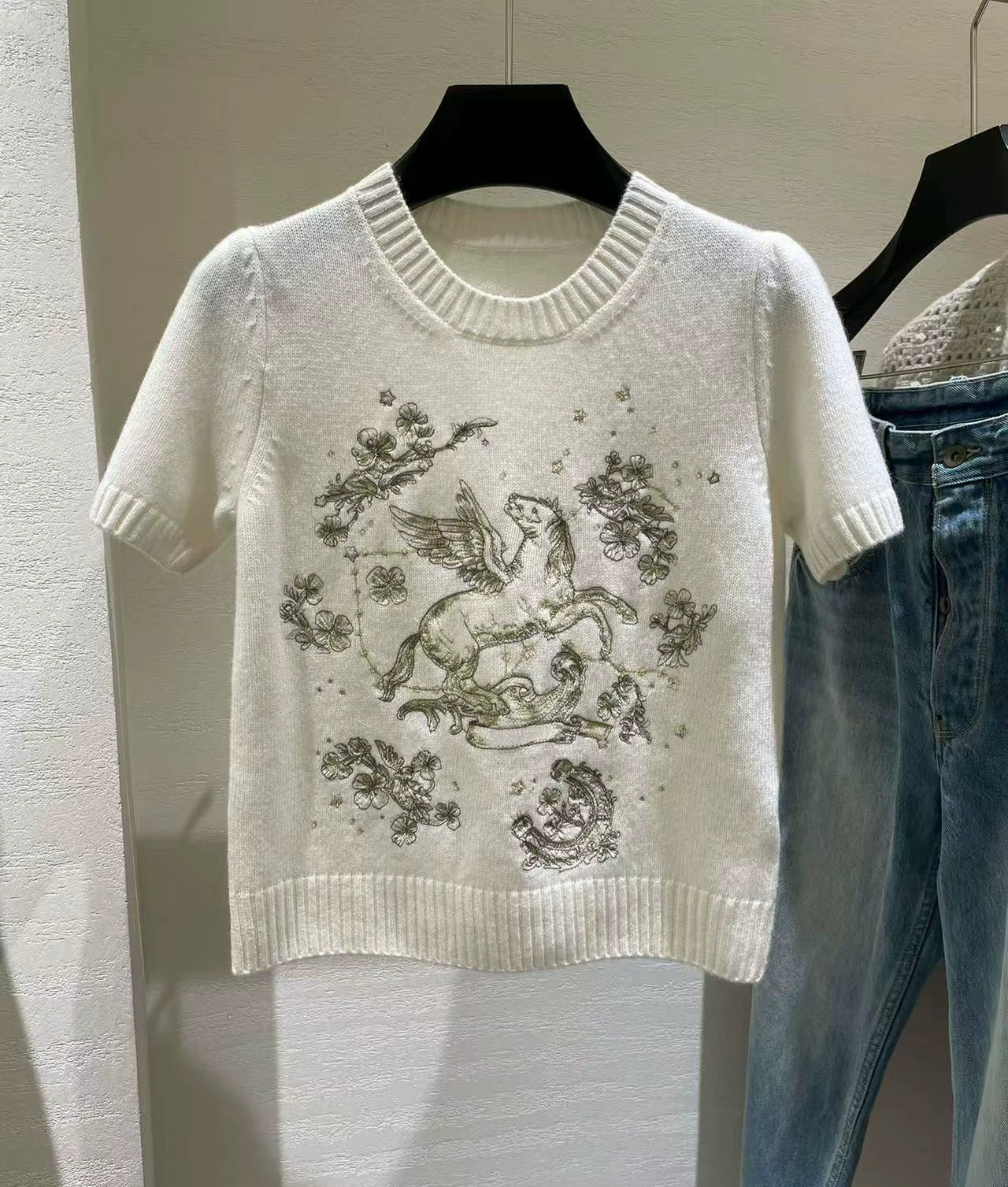 2026 early spring design fashion sense foreign style animal letter embroidery round neck short sleeve cashmere soft knitted top women