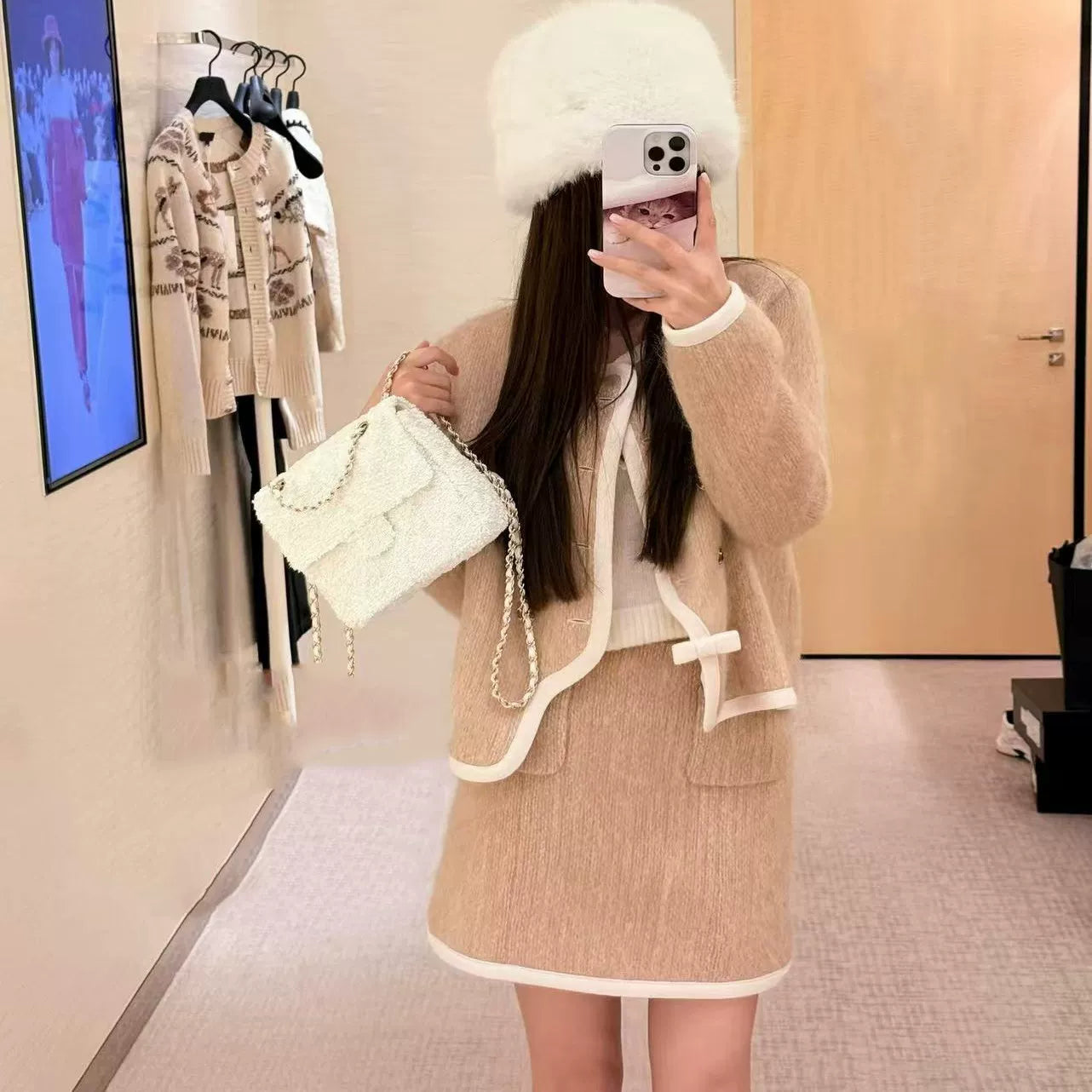 2025 autumn and winter French heavy industry daughter gold foreign style age-reducing Hu Die knot single-breasted soft plush cardigan jacket women