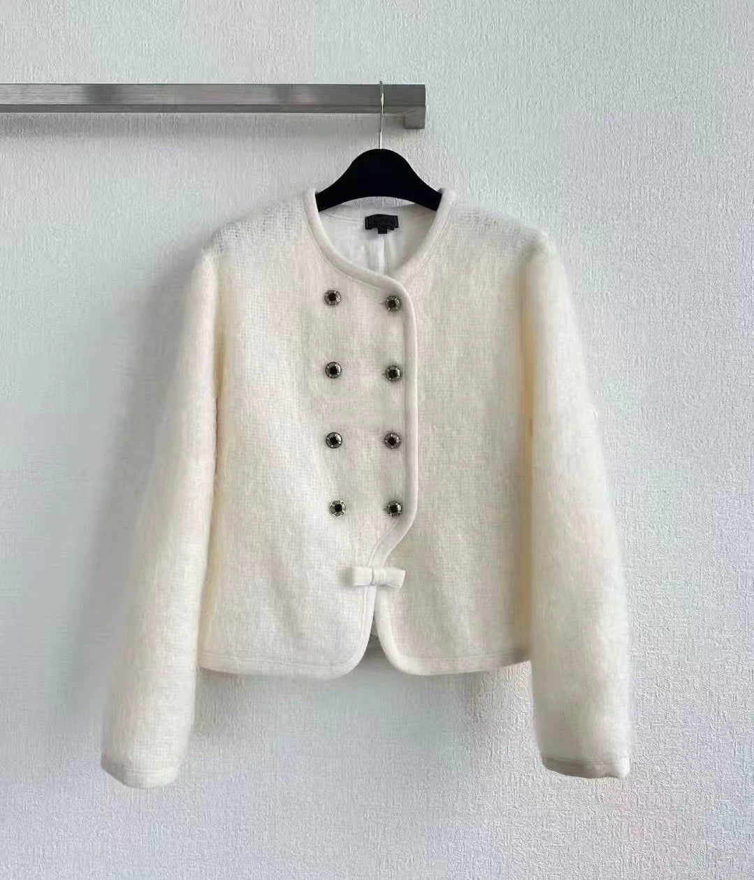 2025 autumn and winter French heavy industry daughter gold foreign style age-reducing Hu Die knot single-breasted soft plush cardigan jacket women