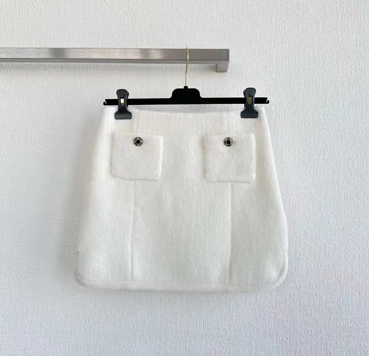 2025 autumn and winter French heavy industry daughter gold foreign style age-reducing Hu Die knot single-breasted soft plush cardigan jacket women