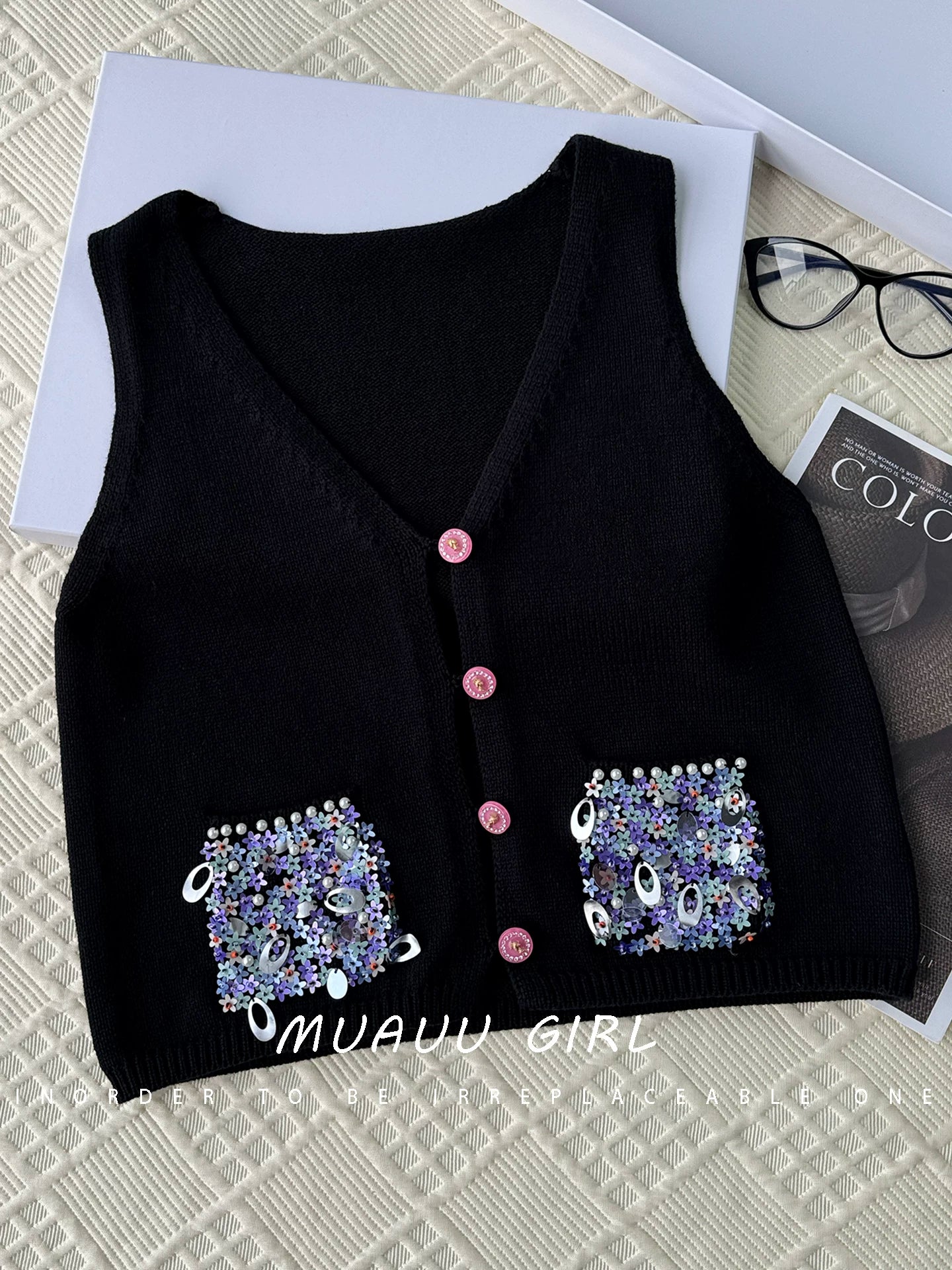 Spring and summer 26ss June MUAUU GIRL age reduction sweet! 26SS catwalk model heavy industry beaded sequined double pocket knitted small vest
