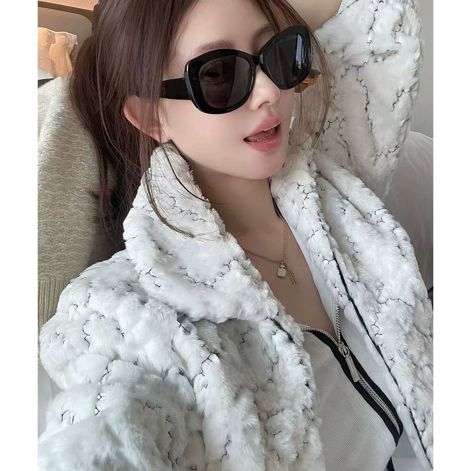 2025 Autumn and Winter Heavy Industry Celebrity Style Temperament Skiing Black and White Sequins Furry Short Dark Pattern Top Jacket Woman