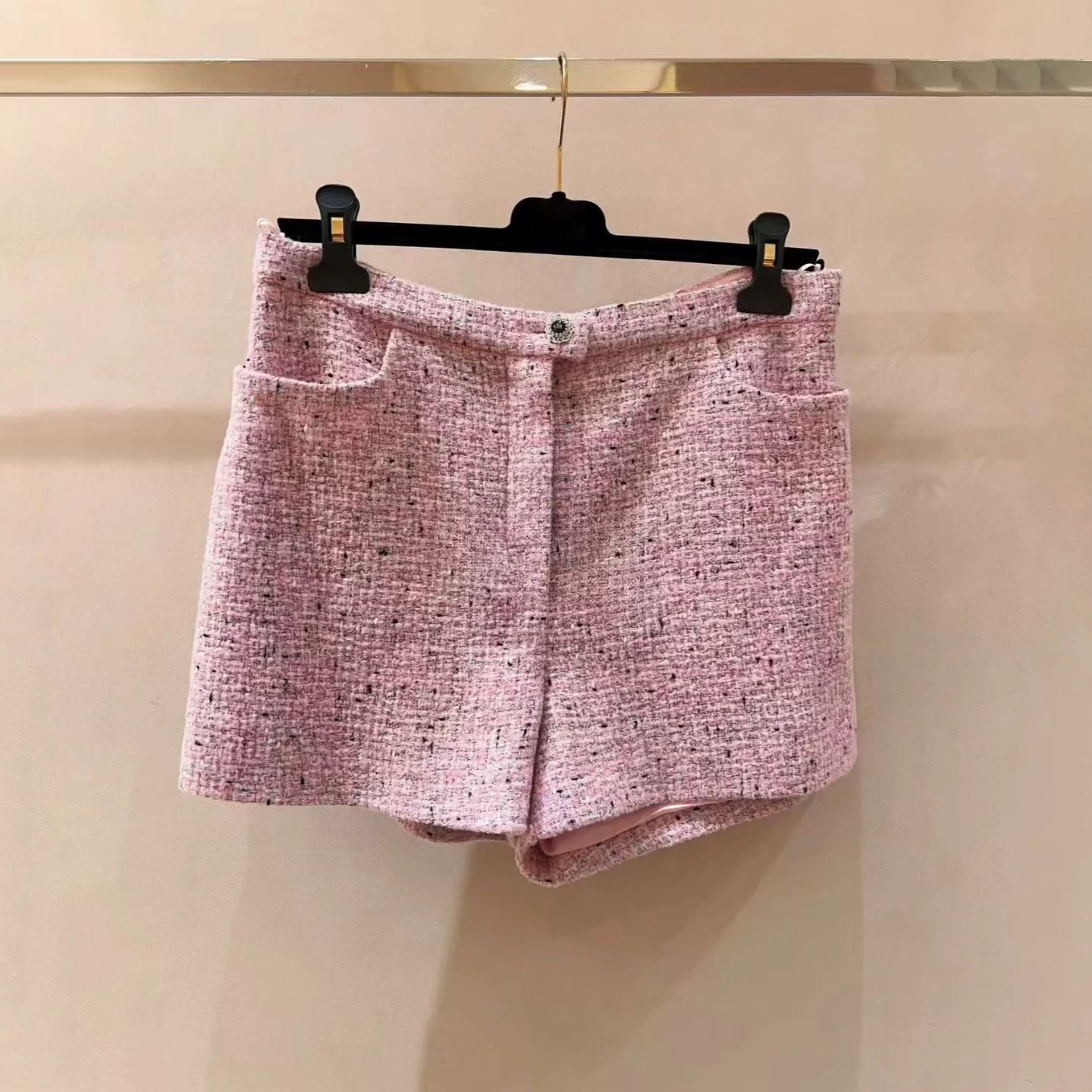 Suit: Pink tweed short-sleeved jacket, women's shorts, skirt, mid-length new socialite temperament top