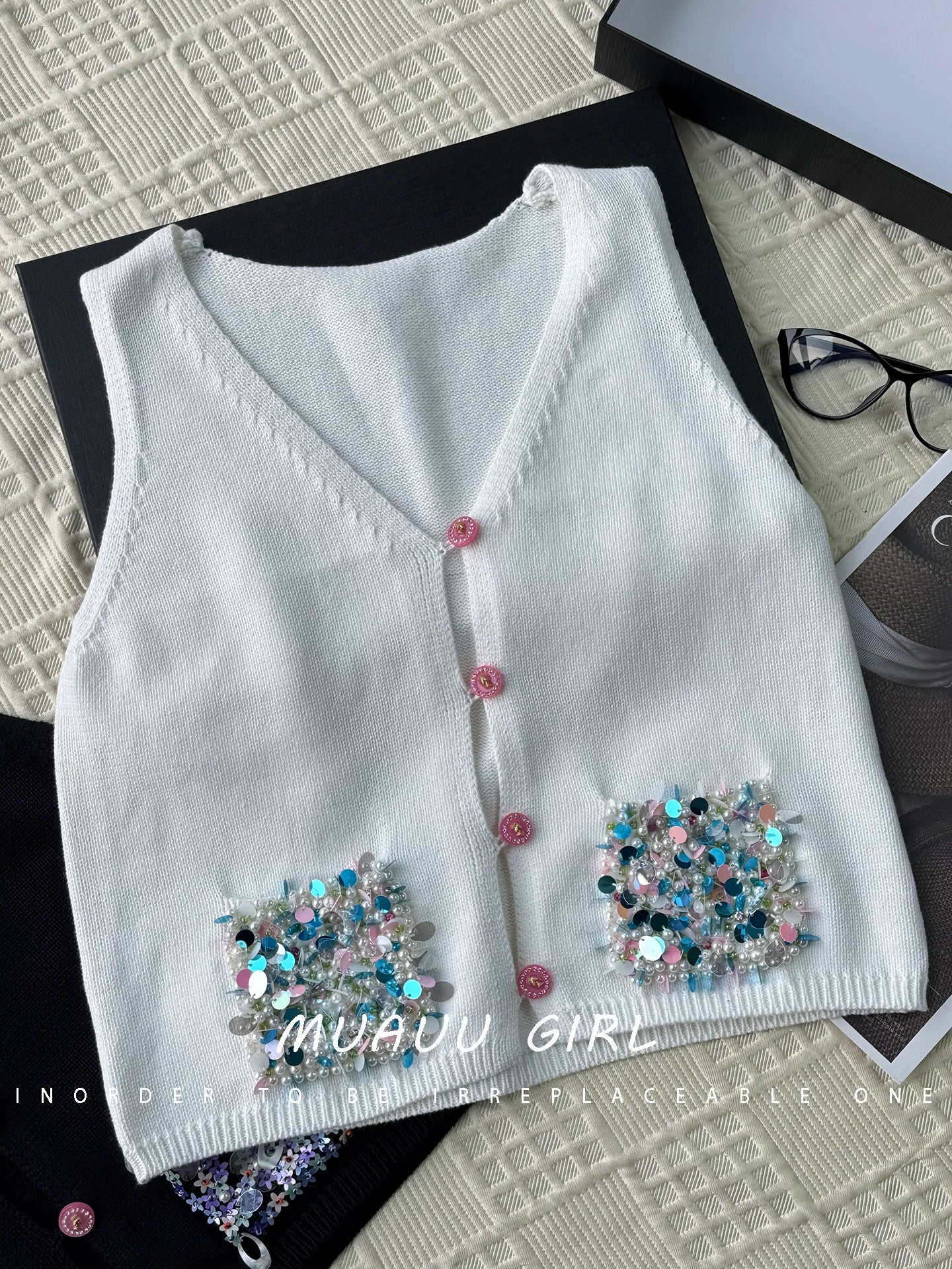 Spring and summer 26ss June MUAUU GIRL age reduction sweet! 26SS catwalk model heavy industry beaded sequined double pocket knitted small vest