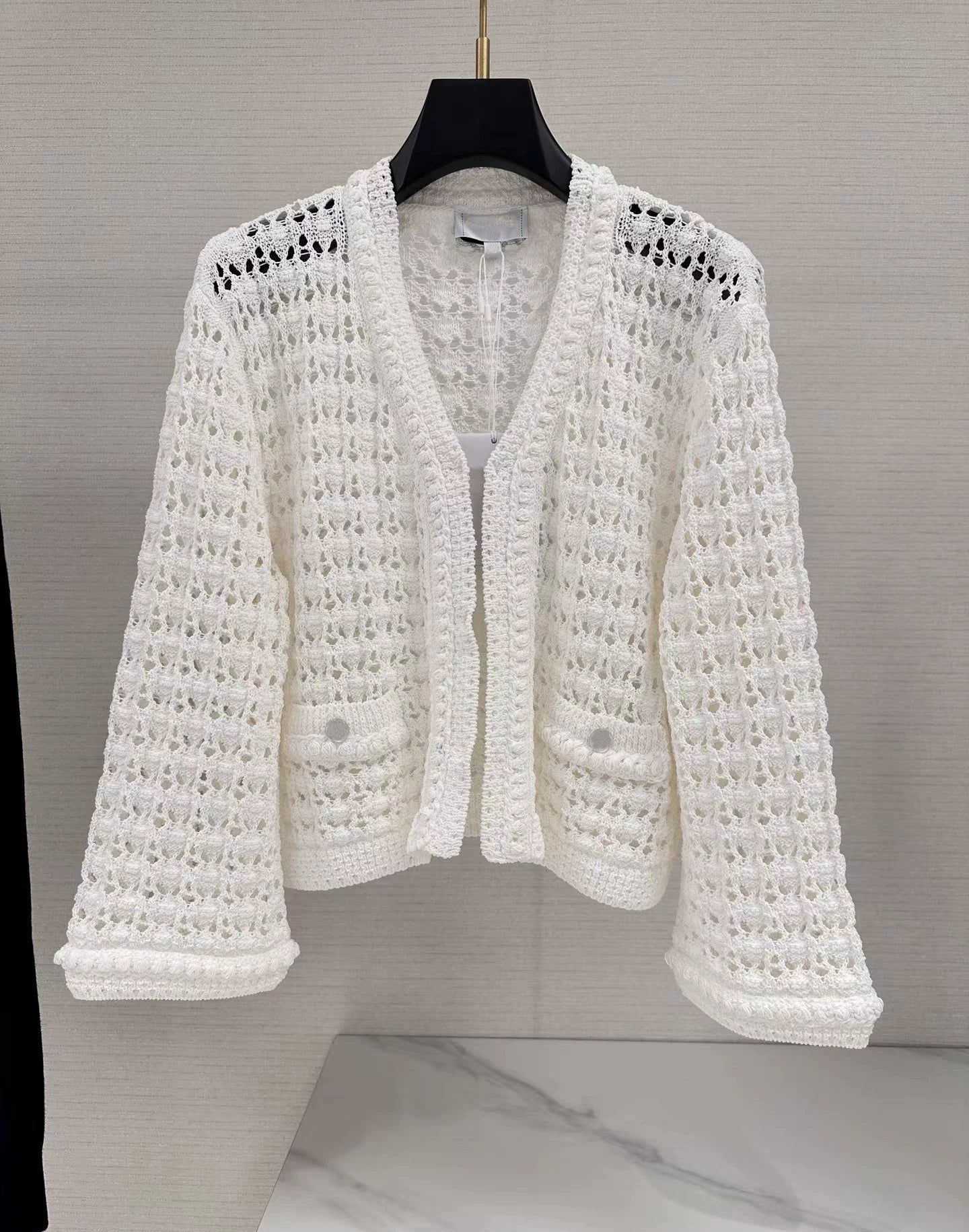 2025 autumn and winter design sense senior heavy industry hollowed out age-reducing twist knitted cardigan short small long-sleeved top