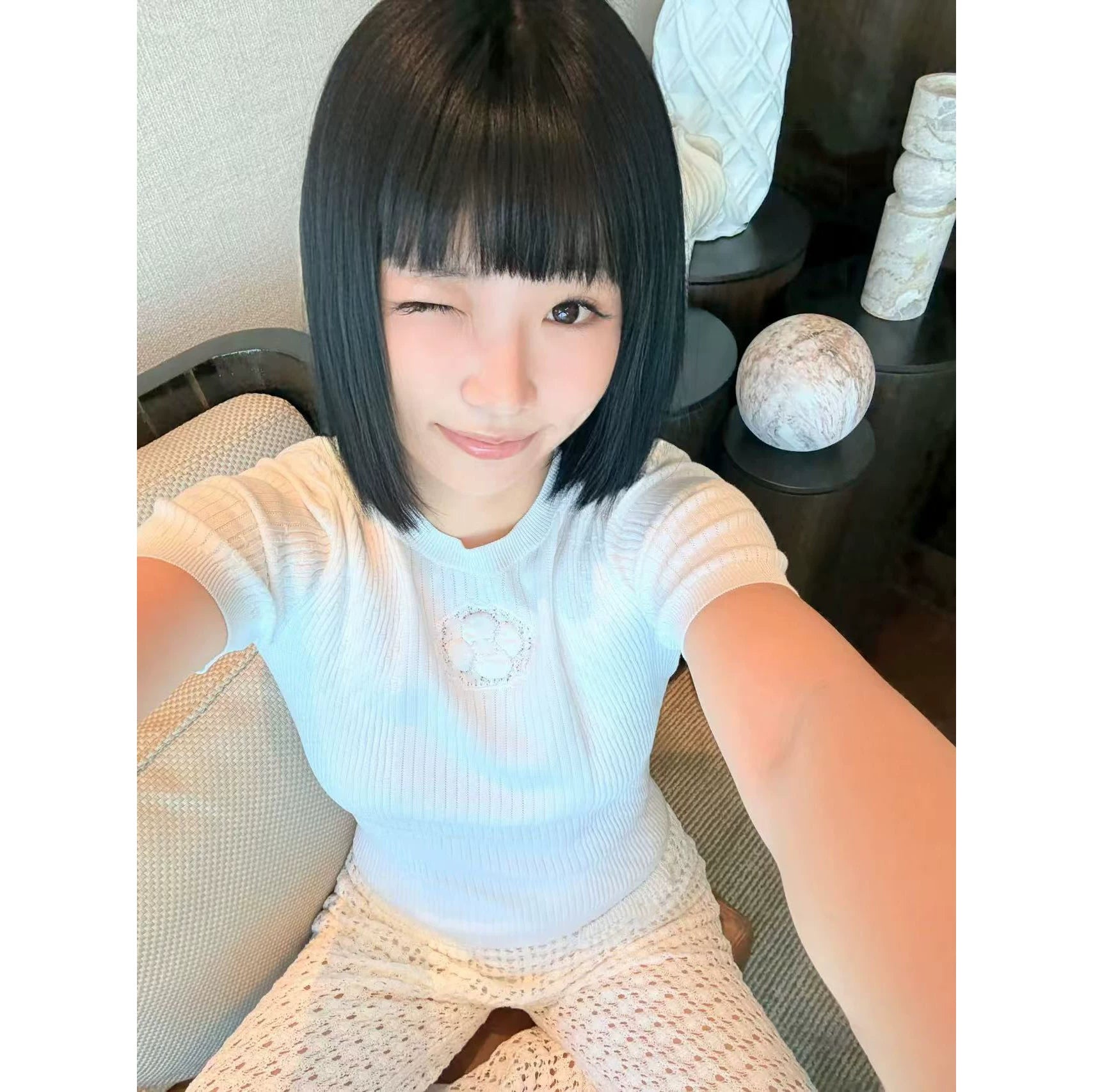 2025 autumn and winter senior heavy industry design camellia white knitted T-shirt slim and thin + sleeveless vest top women