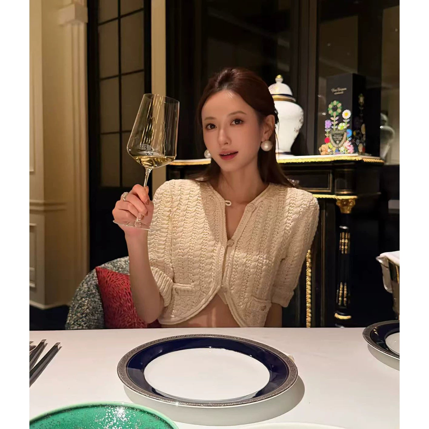 2025 autumn and winter design sense senior heavy industry hollowed out age-reducing twist knitted cardigan short small long-sleeved top