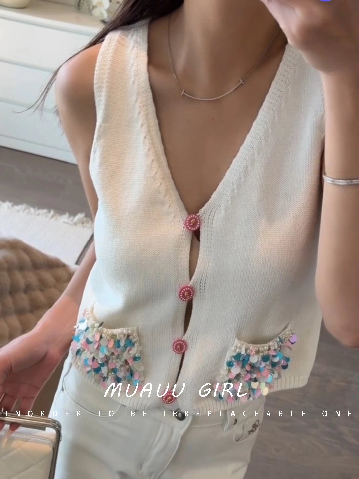 Spring and summer 26ss June MUAUU GIRL age reduction sweet! 26SS catwalk model heavy industry beaded sequined double pocket knitted small vest