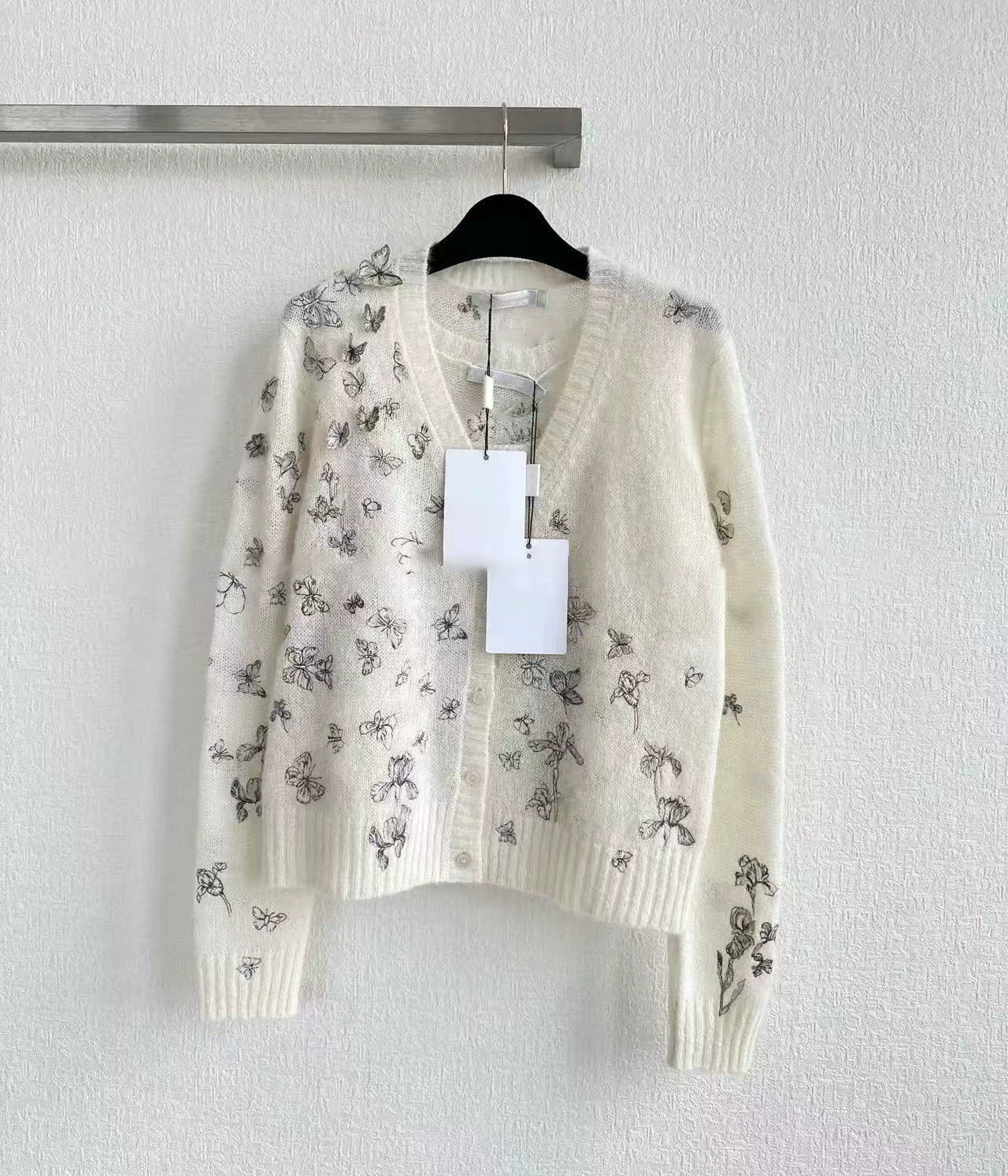 2025 autumn and winter temperament elegant heavy industry fashion foreign three-dimensional embroidery butterfly light and thin round neck knitted long-sleeved top