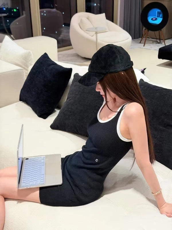 Spring and summer 26ss June, Nanyou haute couture 26 spring and summer new white edge contrasting color slim knitted vest dress resort style simple hip skirt