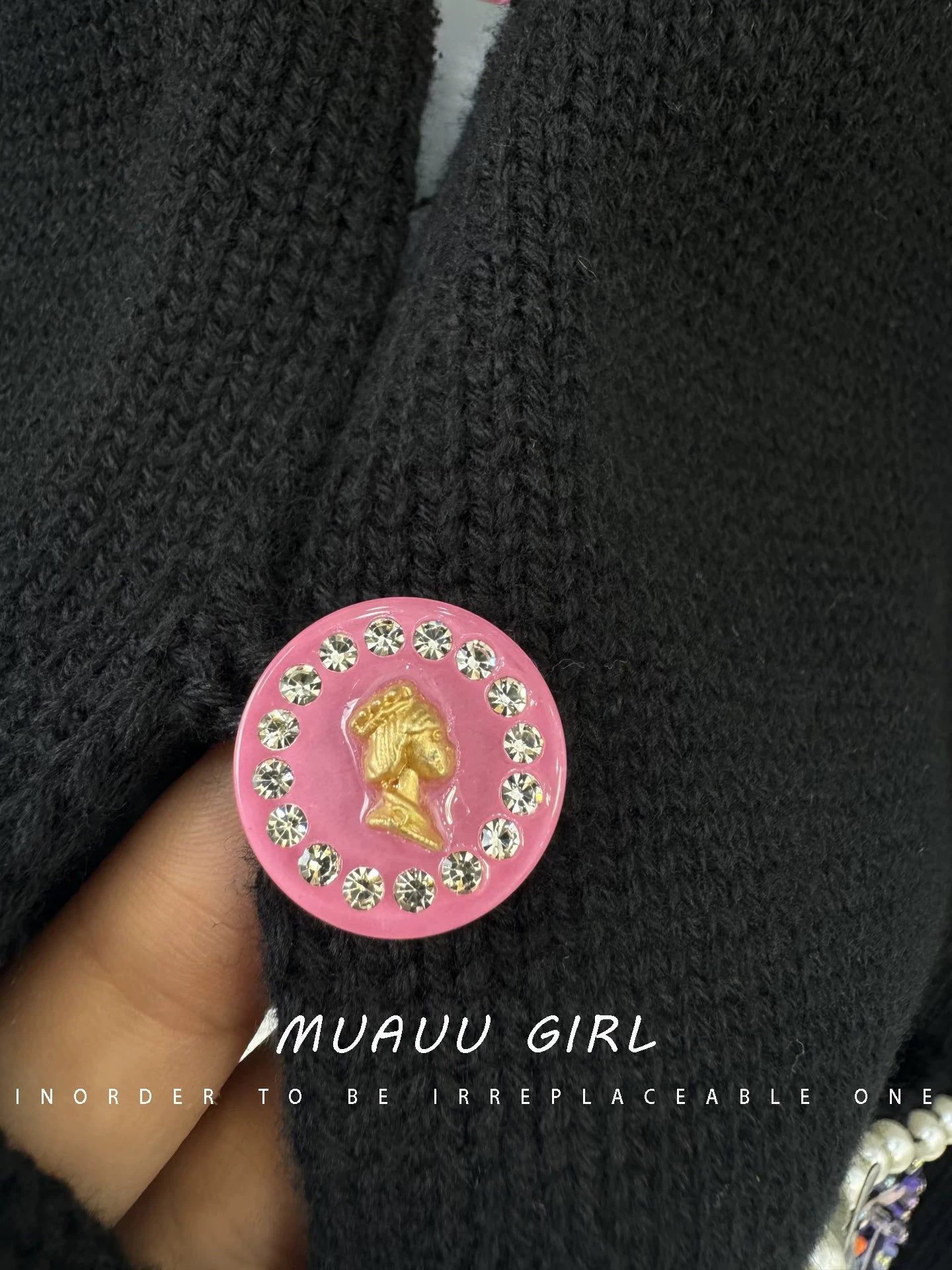 Spring and summer 26ss June MUAUU GIRL age reduction sweet! 26SS catwalk model heavy industry beaded sequined double pocket knitted small vest