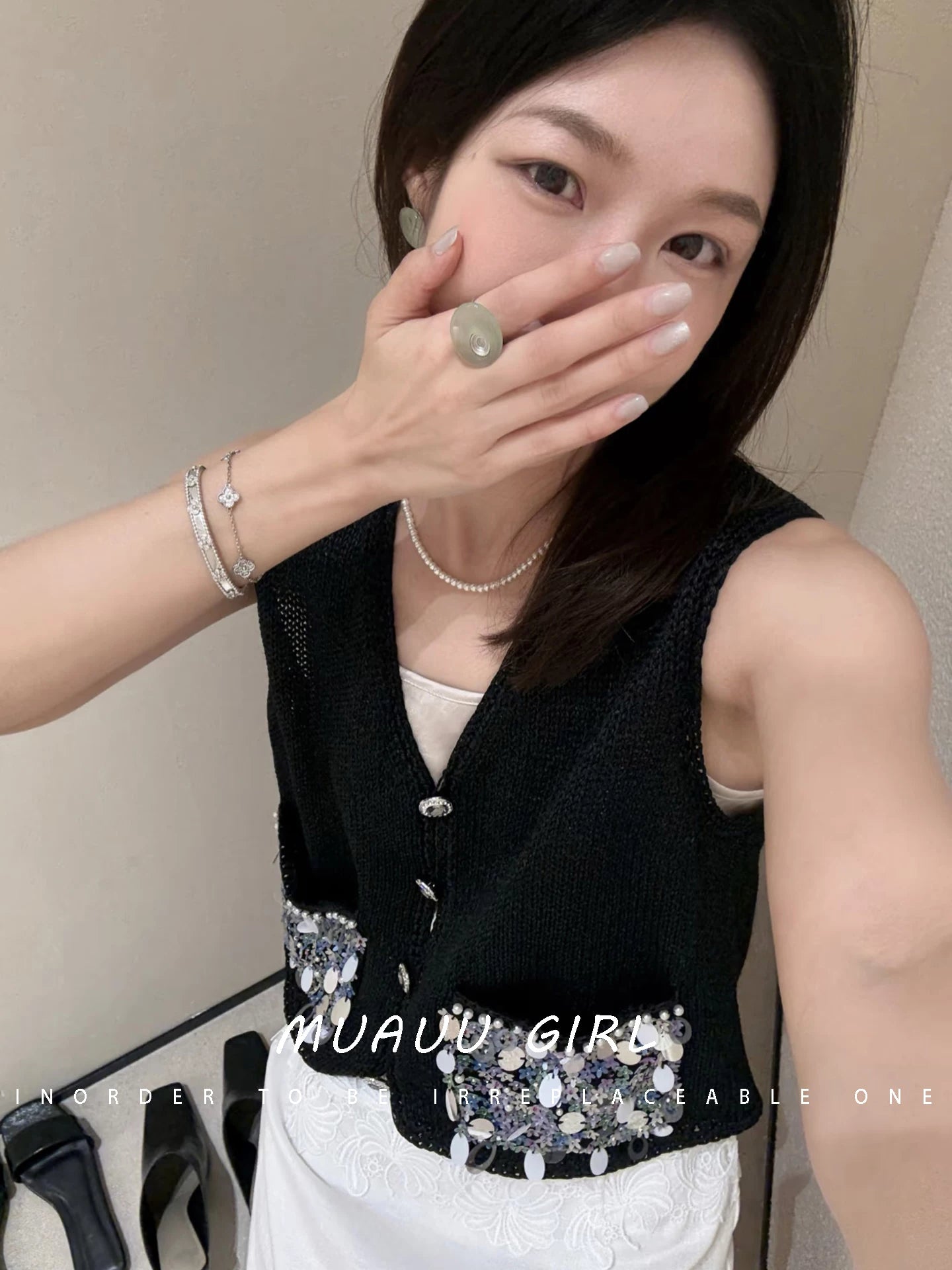 Spring and summer 26ss June MUAUU GIRL age reduction sweet! 26SS catwalk model heavy industry beaded sequined double pocket knitted small vest