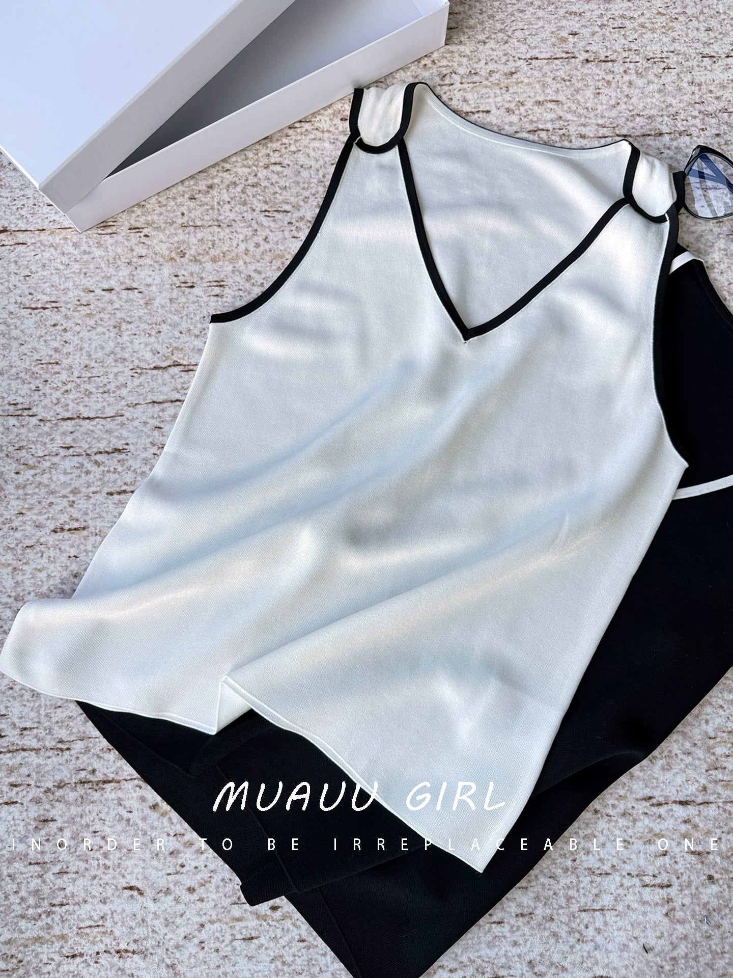 Spring and summer 26ss June MUAUU GIRL 100 silk! Not picky! 26SS contrasting edge shoulder strap V-neck sleeveless vest top women